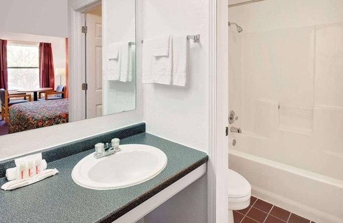 Muskogee House | Comfort Meets Affordability in Knights Inn Muskogee! 3 Great Units, Free Parking
