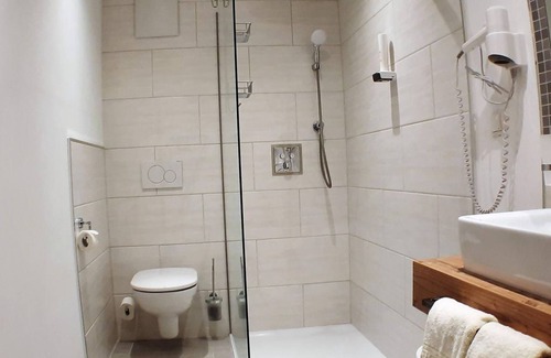 Dorfgastein Bed & Breakfast | Comfort multi-bed room, bath, WC, 1 bedroom - Walcher, Gasthof