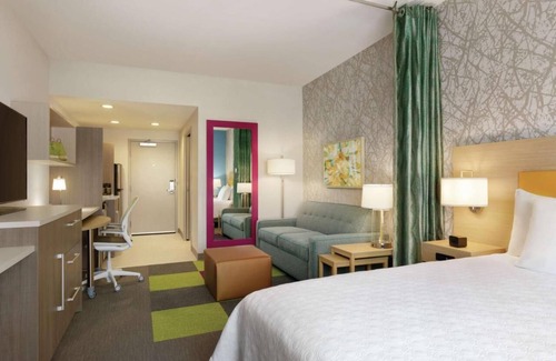 Williamsville Hotel | Comfort Retreat! Onsite Pool, Free Hot Breakfast, Parking, Pets Allowed!