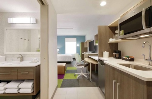 Williamsville Hotel | Comfort Retreat! Onsite Pool, Free Hot Breakfast, Parking, Pets Allowed!