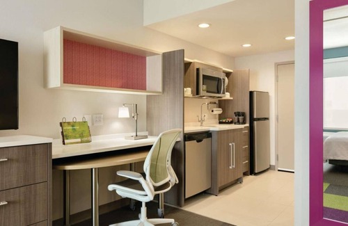 Williamsville Hotel | Comfort Retreat! Onsite Pool, Free Hot Breakfast, Parking, Pets Allowed!