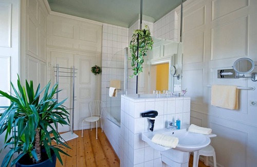 Gedern Apartment | Comfort room with four-poster bed and bathtub at the Schlosshotel