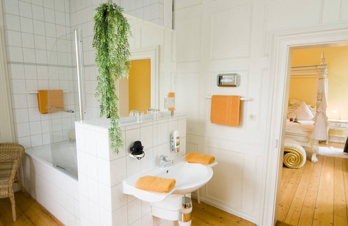 Gedern Apartment | Comfort room with four-poster bed and bathtub at the Schlosshotel