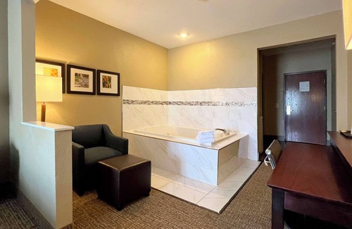 Fort Wayne Hotel | Comfort Suites North