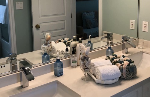 White Rock House | Comfort suites with Ocean view balcony ---5 min walk to the beach!