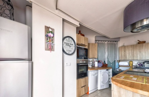 4th Arrondissement Apartment | Comfortable 2-bedroom rooftop apartment with view