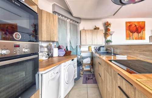 4th Arrondissement Apartment | Comfortable 2-bedroom rooftop apartment with view