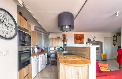 4th Arrondissement Apartment | Comfortable 2-bedroom rooftop apartment with view