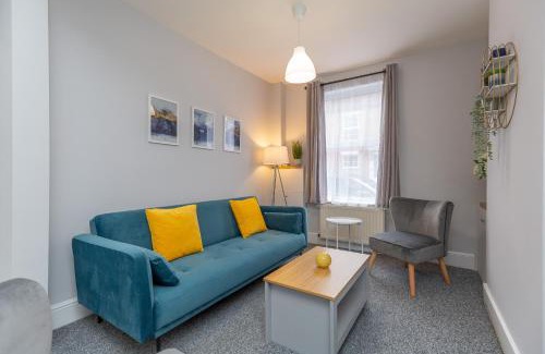 Northampton House | Comfortable 2BR house 4 beds Town Train Parking