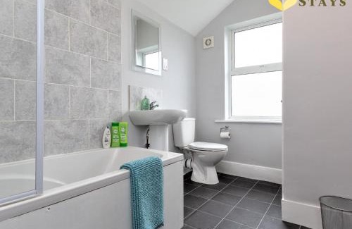 Northampton House | Comfortable 2BR house 4 beds Town Train Parking