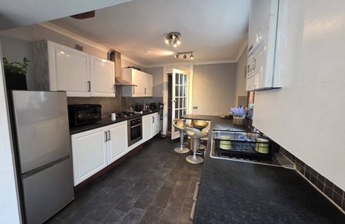Newbury Park Apartment | Comfortable 3BD House near Newbury Park Station
