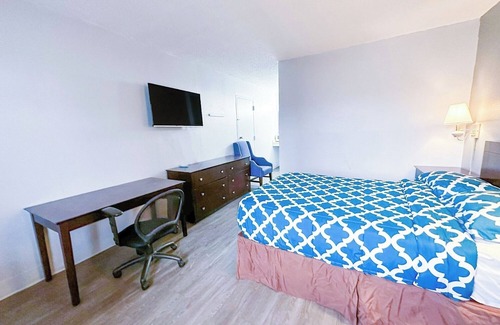 Madisonville Hotel | Comfortable and Clean Room Near Madisonville’s Top Parks and Trails