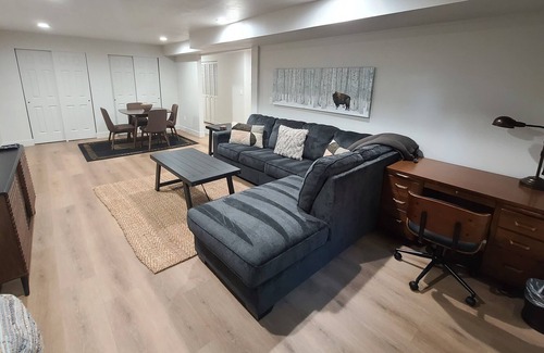 Murray House | Comfortable and Close to Everything! 2BR