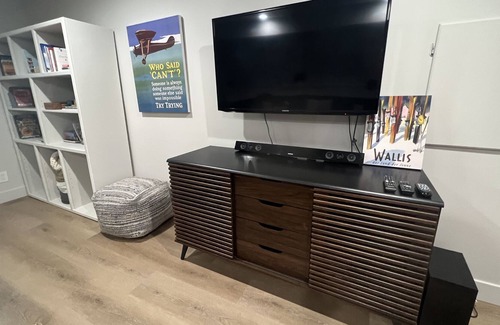 Murray House | Comfortable and Close to Everything! 2BR
