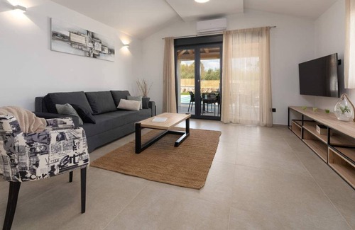 Montizana House | Comfortable and cosy Villa Stefani with pool