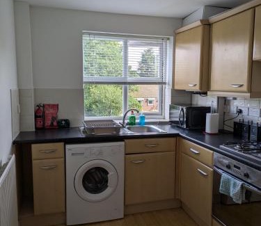 Baguley House | Comfortable and Peaceful 2 Bedroom Flat with Shared Bathroom and Kitchen Close to Manchester Airport