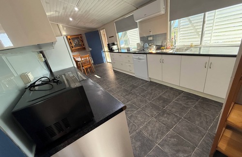 Bowen House | Comfortable and safety Queenslander home stay