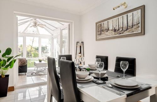 Bedford Apartment | Comfortable and spacious home with free parking plenty of space large sun trap garden and crisp white hotel linen hosted by Our Home Short Stays