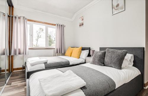 Bedford Apartment | Comfortable and spacious home with free parking plenty of space large sun trap garden and crisp white hotel linen hosted by Our Home Short Stays