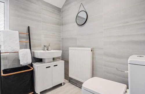 Bedford Apartment | Comfortable and spacious home with free parking plenty of space large sun trap garden and crisp white hotel linen hosted by Our Home Short Stays