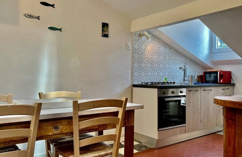 San Terenzo Apartment | Comfortable apartment of approximately 64 m2, able to accommodate up to 4 people, located on the fourth floor of a building without a lift. The accommodation is located in an area full of all services and boasts a wonderful view of the San Terenzo beach.