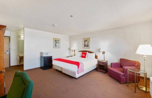 Portage Hotel | Comfortable Budget Room Near Indiana Dunes Trails & Beachfront Parks