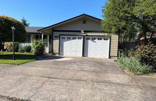 Central Oregon House | Comfortable cozy 3 bedroom 2 bath with WiFi, & AC centrally in beautiful Eugene