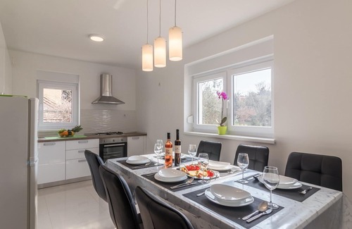 Stinjan Apartment | Comfortable holiday house with apartments/Amazing spacious apartment with patio and grill/A1