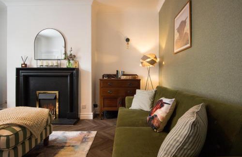 Brockholes House | Comfortable Holmfirth Home Near to Trails and Town Sleeps 5