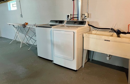 Cedar Rapids - Iowa City House | Comfortable Home Away From Home
