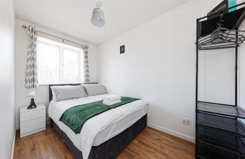 Greenhithe House | Comfortable Home in Kent, Sleeps 6 - Parking Available