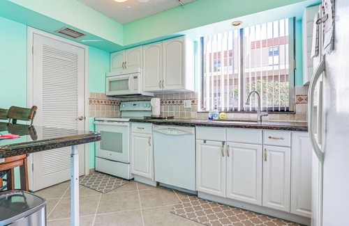 Jensen Beach Condo | Comfortable Jensen Beach Condo w/Pool View!