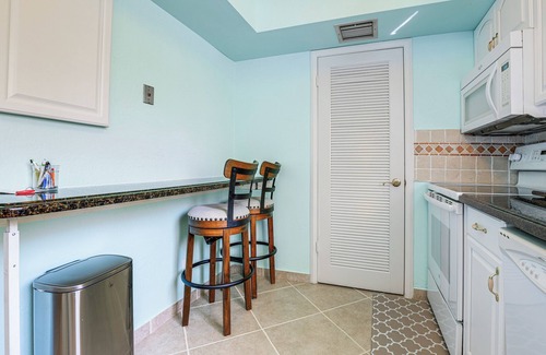 Jensen Beach Condo | Comfortable Jensen Beach Condo w/Pool View!