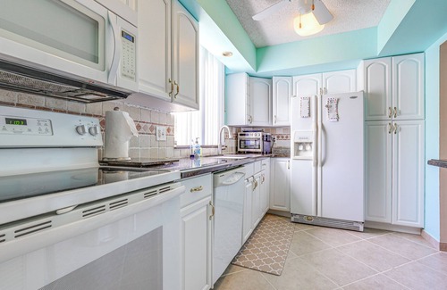 Jensen Beach Condo | Comfortable Jensen Beach Condo w/Pool View!