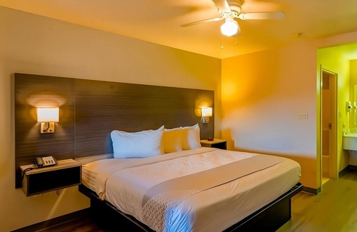 Sweet Home Hotel | Comfortable Room near H-E-B with Outdoor Swimming Pool and Free Parking