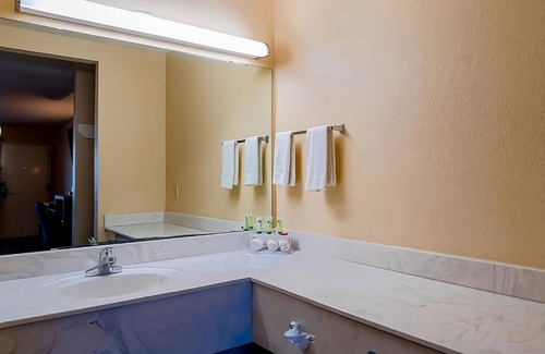Sweet Home Hotel | Comfortable Room near H-E-B with Outdoor Swimming Pool and Free Parking