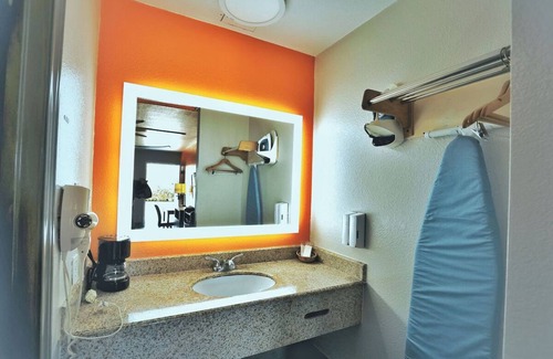 Conroe Hotel | Comfortable Room with All Essentials - Your Relaxing Haven, Free Parking