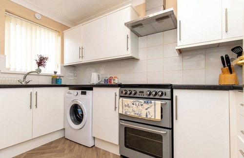Crynant House | Comfortable & Spacious Entire Holiday home in Llanelli. Pet Friendly.
