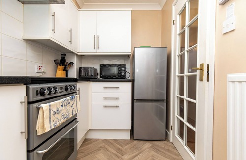 Crynant House | Comfortable & Spacious Entire Holiday home in Llanelli. Pet Friendly.