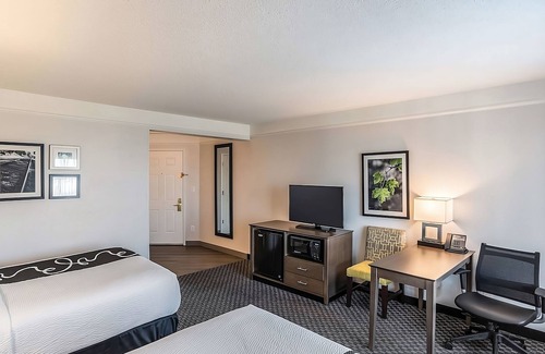 Ahwatukee Foothills Hotel | Comfortable Stay with Pool Access, Enjoy Our Bright Side Breakfast | 2 Rooms