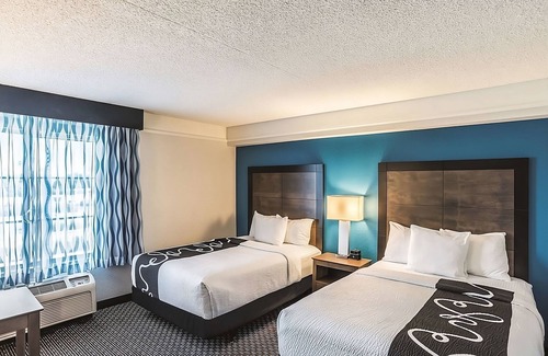 Ahwatukee Foothills Hotel | Comfortable Stay with Pool Access, Enjoy Our Bright Side Breakfast | 2 Rooms