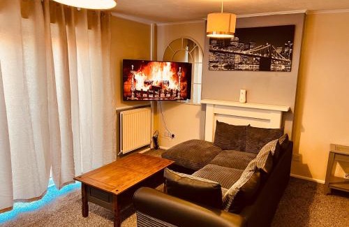 Newton Aycliffe House | Comfortable Two Bedroom Home DL5 with Garden Parking and Free WiFi
