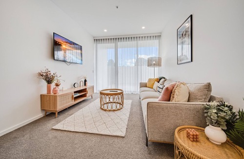 Manuka Apartment | Comfy 1-Bed Apt with Courtyard, Gym, BBQ & Parking