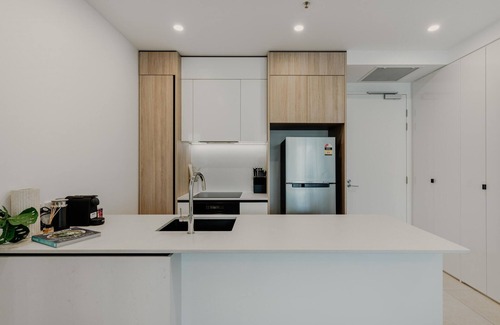 Manuka Apartment | Comfy 1-Bed Apt with Courtyard, Gym, BBQ & Parking