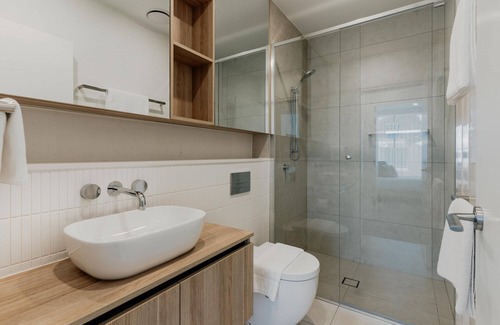 Manuka Apartment | Comfy 1-Bed Apt with Courtyard, Gym, BBQ & Parking