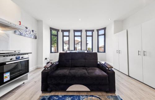 West Hendon Apartment | Comfy 1BDR - 30mins to CENTRAL LDN - Parking