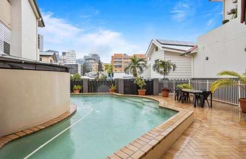 Spring Hill Apartment | Comfy 2-Bed with Pool and Secure Parking