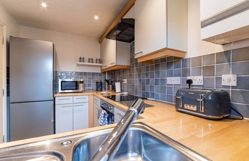Peterborough House | Comfy, 3 Bed, 2.5 Bath, Sleeps 7