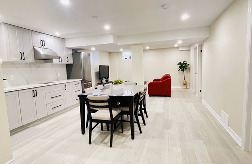 Ajax Apartment | Comfy Apartment - 4 Beds/3 Bedrooms
