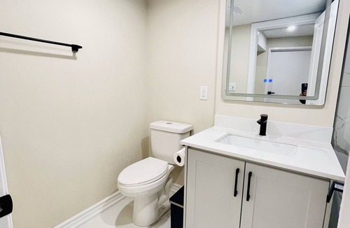 Ajax Apartment | Comfy Apartment - 4 Beds/3 Bedrooms